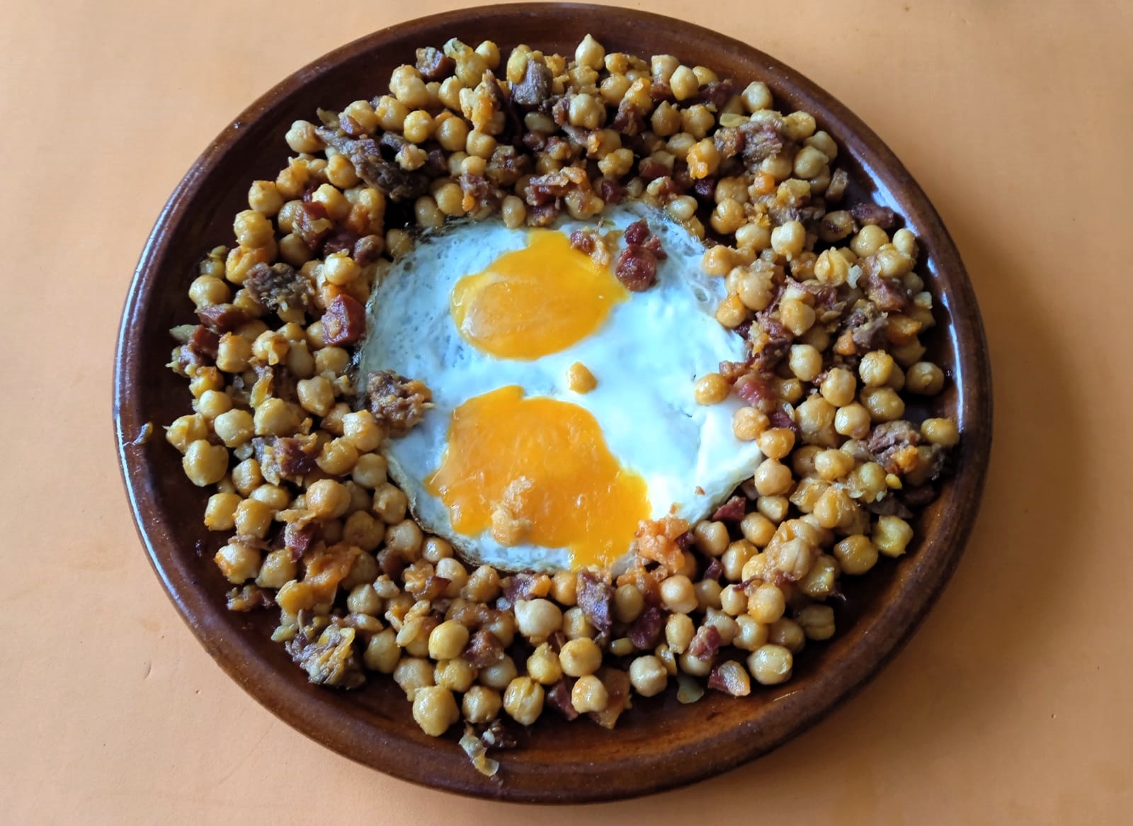 Garbanzos con Huevos Estrellados