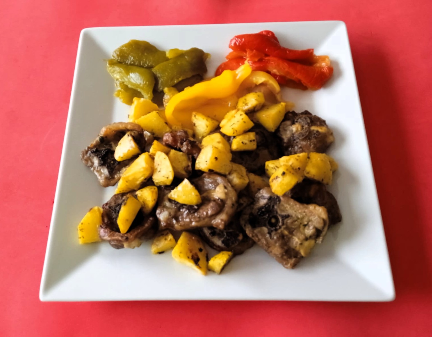 Cuellos de Lechazo con Pimientos Asados