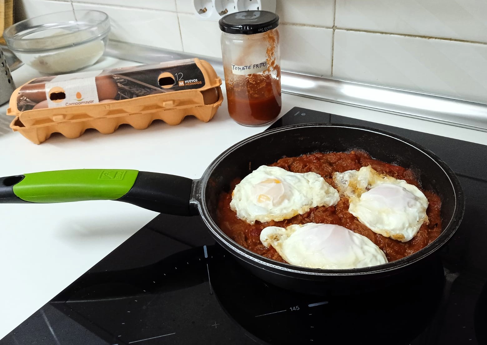 Huevos Fritos con Falsa Boloñesa