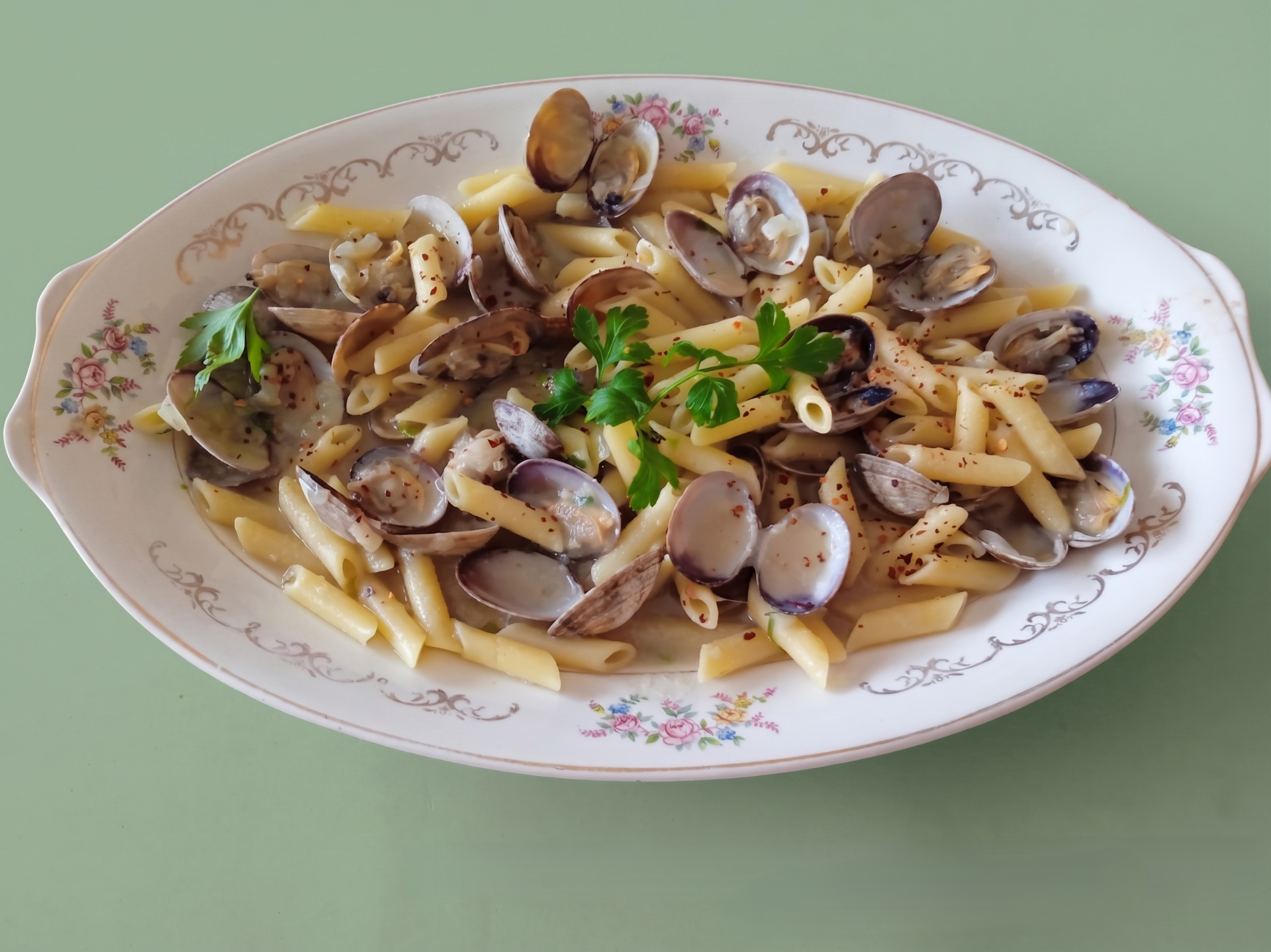 Macarrones con almejas en salsa verde